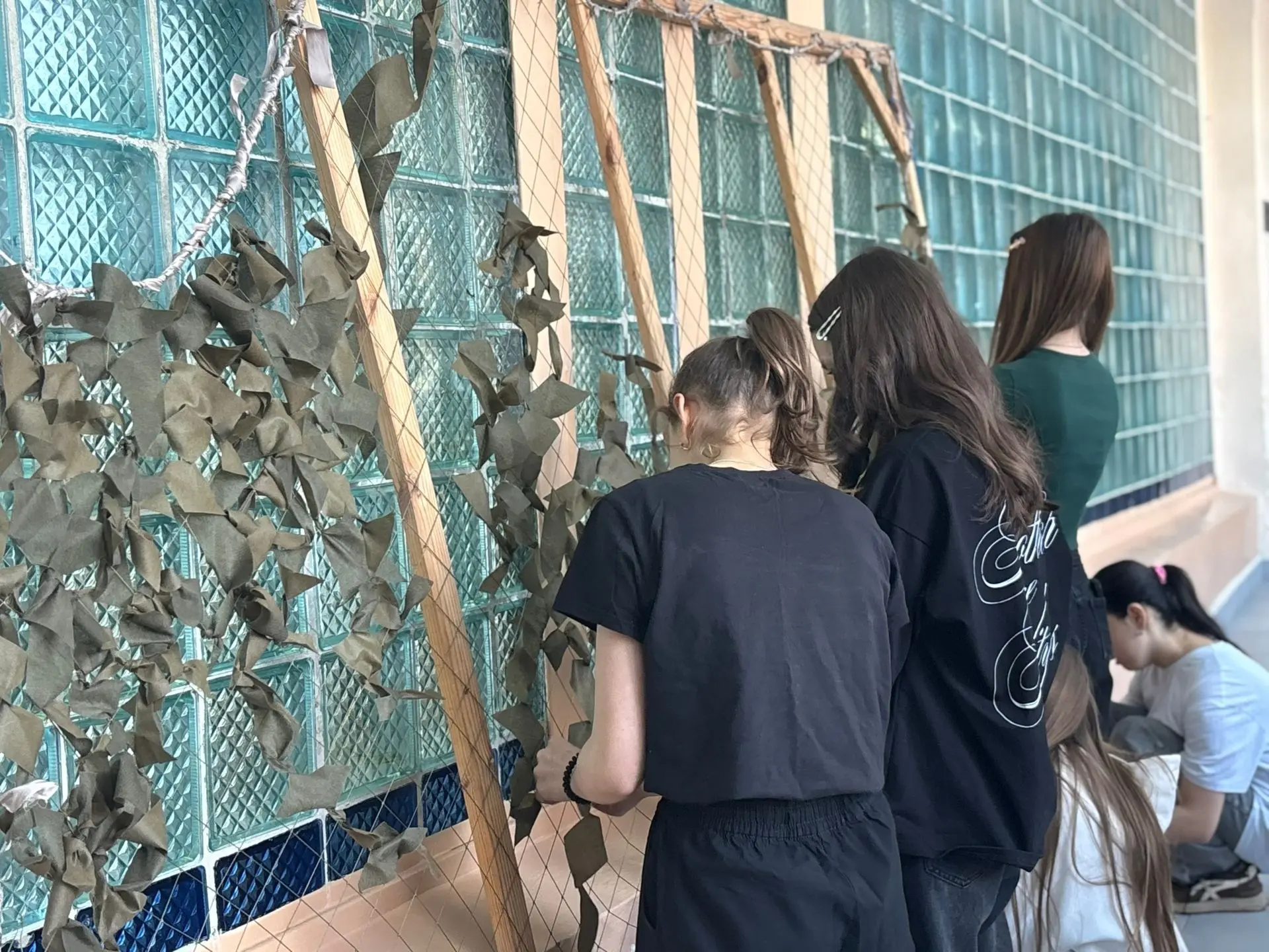 🌟 Еткульская школа на передовой доброты: плетение маскировочных сетей для солдат! 🌟  В рамках месячн