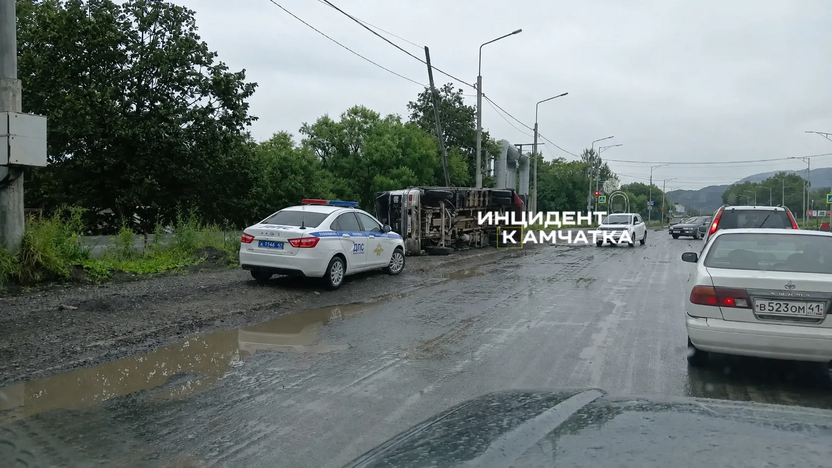 Грузовик прилёг на бочок