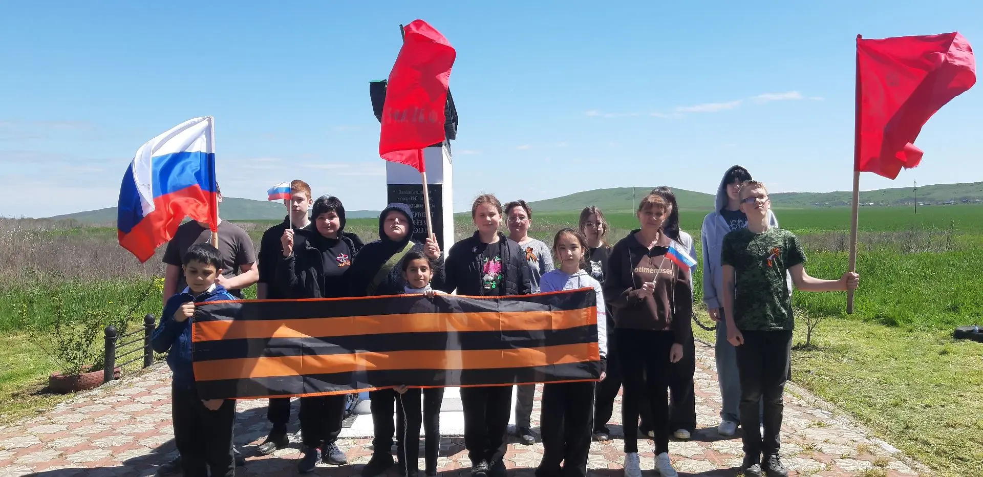 В посёлке Ленинский прошла экологическая акция «Чистый памятник»  В преддверии празднования 81-й год