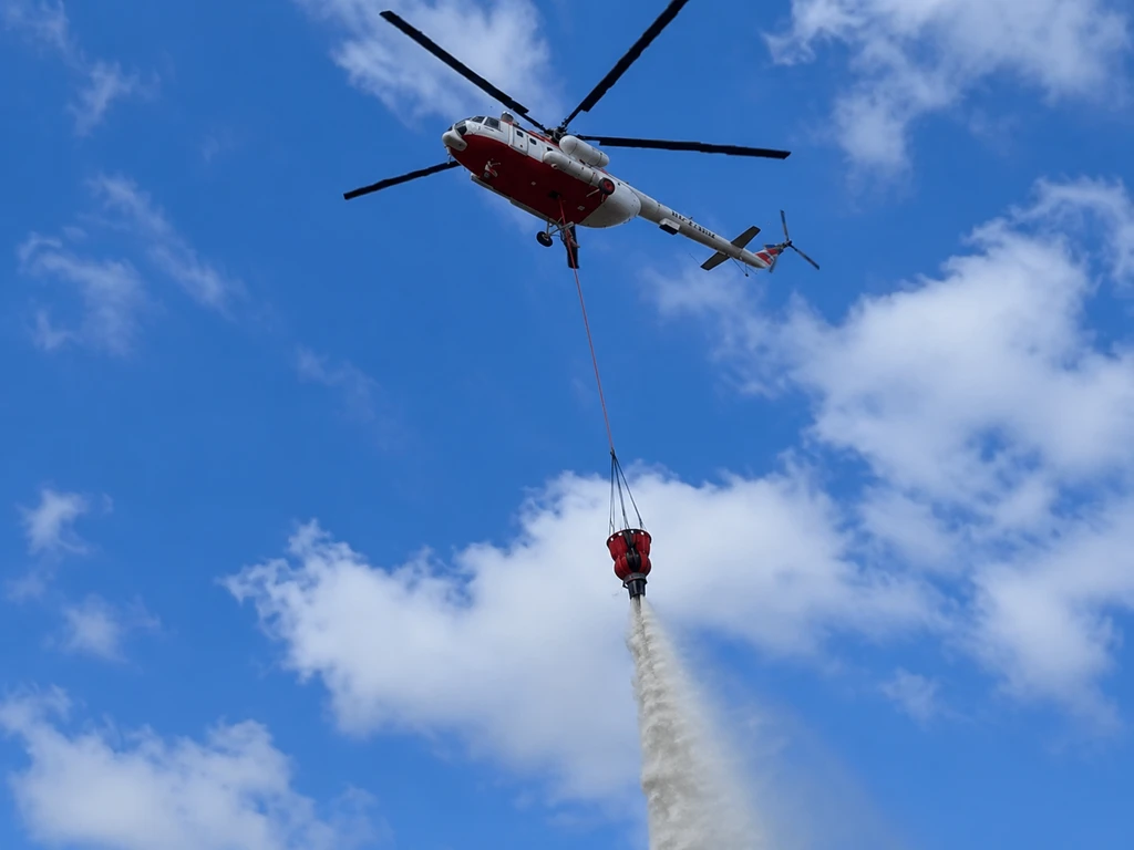 🚁 Мирнинский район: сбросы воды с воздуха помогают сдерживать огонь
