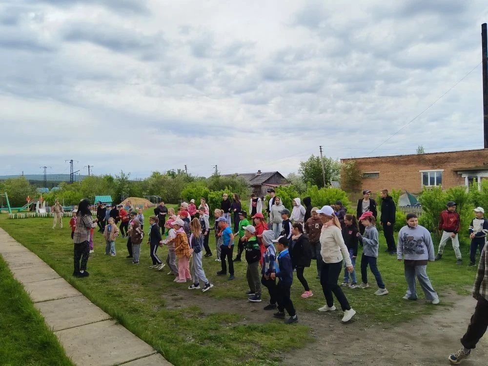 Звонок на урок сменился звонком в лето! Учебный год официально завершён, и школьные коридоры, ещё вч