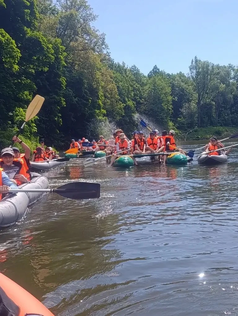 Держим весла крепче! 

🛶 Наши восьмиклассники, 8Л1 вернулись из большого приключения — водного похо