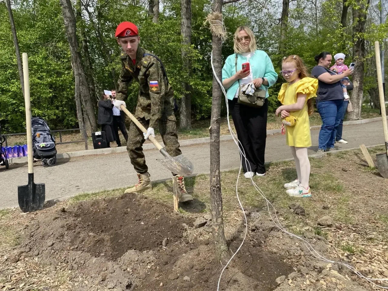 🌳 Сегодня на городских прудах прошла уже десятая, очень душевная акция «Подари ребёнку дерево»!  Был