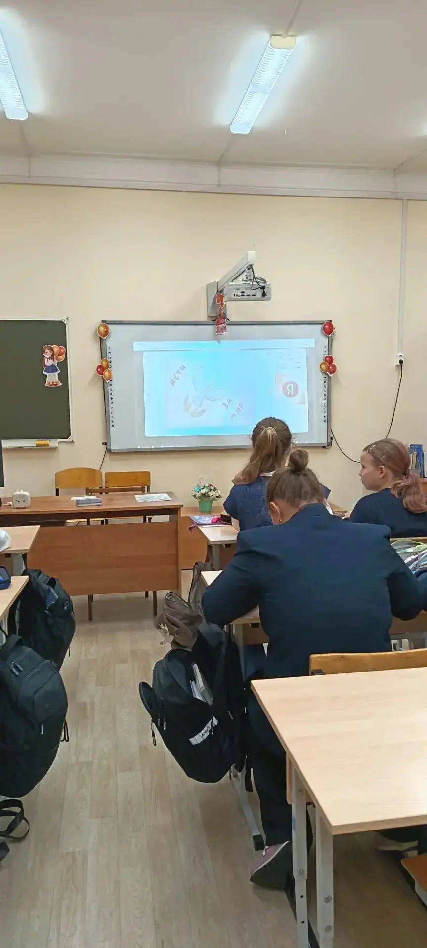 Ученики 5бА класса посмотрели фильм о Беслане, нарисовали рисунки "Мир-без терроризма!"