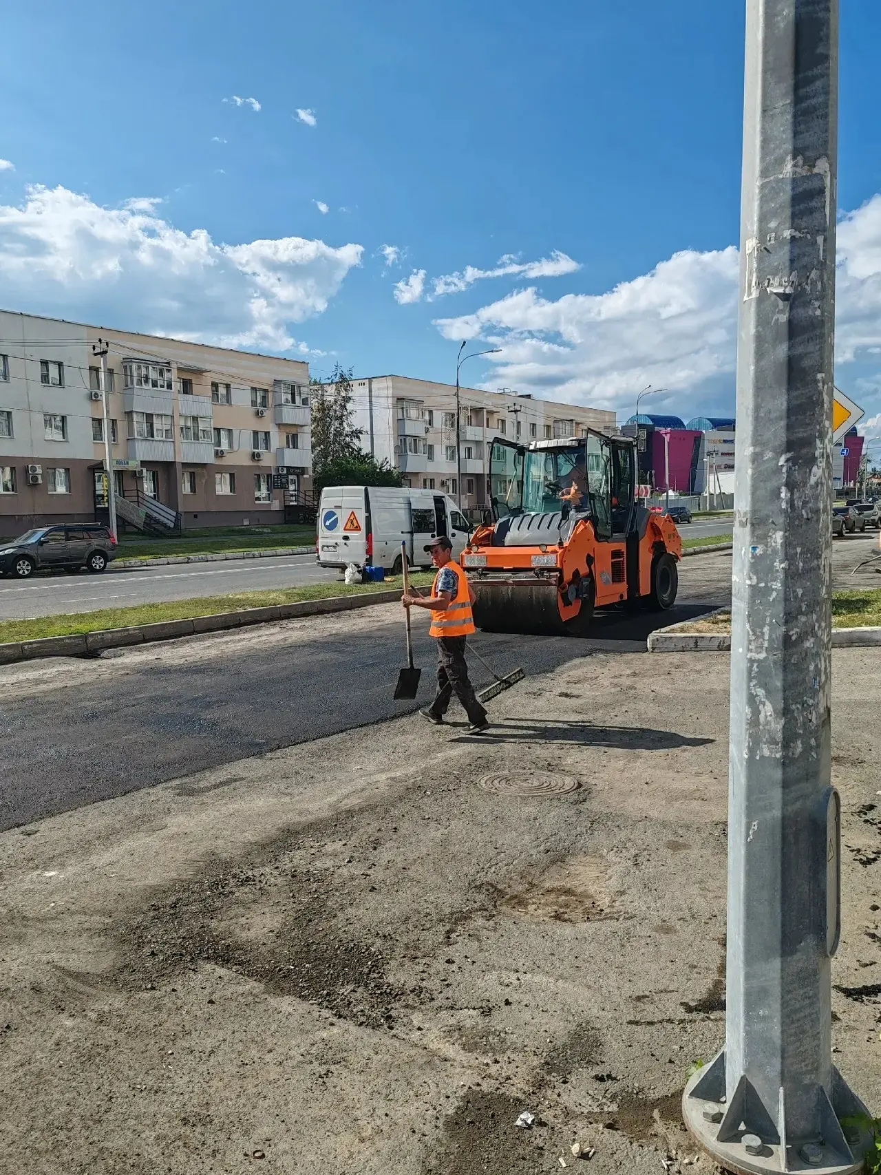 На улице Осетинской в Волгаре заделывают ямы