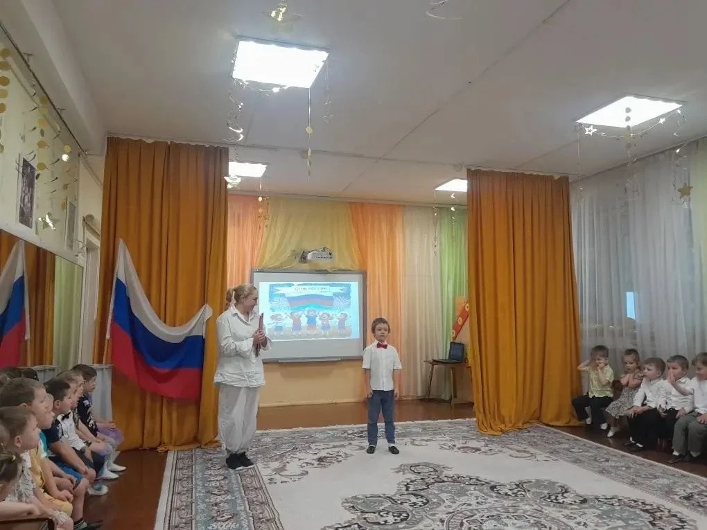 В нашем садике дети отметили 12 июня по-особенному: искали главный подарок для России!
Эстафеты, игр