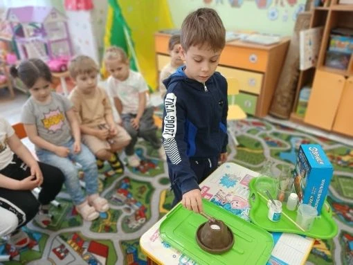 Вчера дошкольники средней группа приняли участие в экспериментальной деятельности и про...