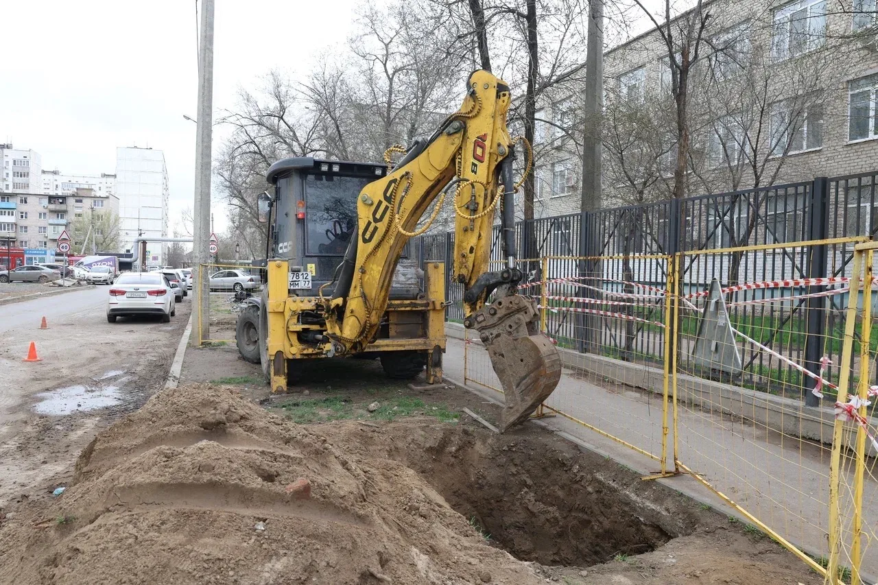 В Астрахани продолжается реконструкция сетей водоотведения. Сейчас специалисты трудятся на двух учас