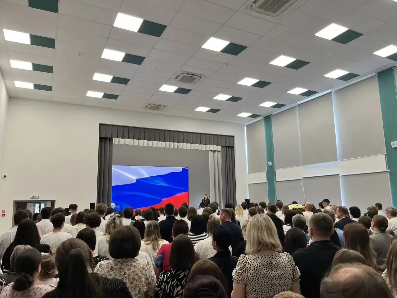 Сегодня, 5 июня, в нашей школе состоялась торжественная церемония вручения аттестатов об основном об