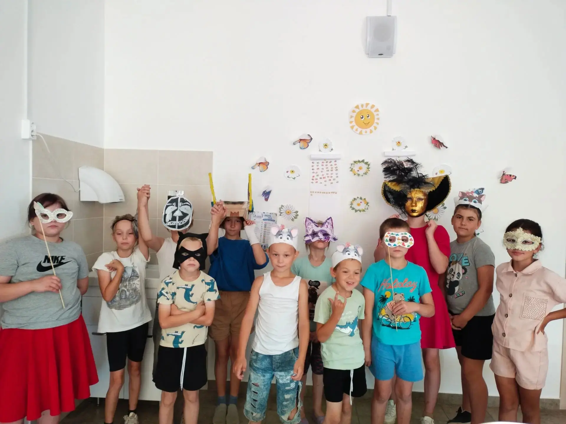 🎭 Лето продолжается! У нас был настоящий День масок!