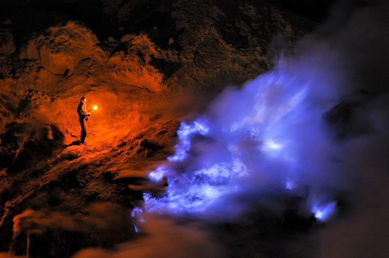 Индонезийский вулкан Kawah 
С наступлением ночи, извергаемая им лава светится синим цветом.