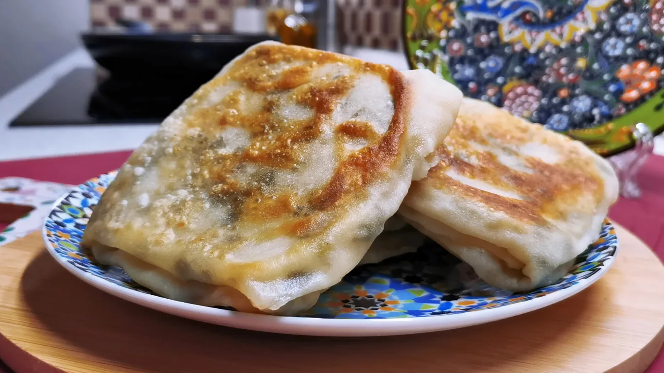 Гёзлеме дома на сковороде

Когда были на отдыхе в Турции постоянно ели лепешки с начинками. Там они 