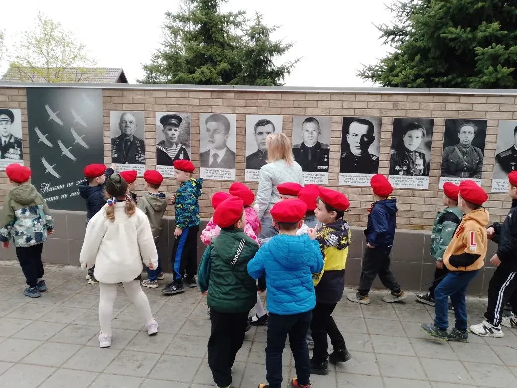 Память в сердце!
Сегодня воспитанники подготовительной группы возложили цветы к вечному огню.В предд