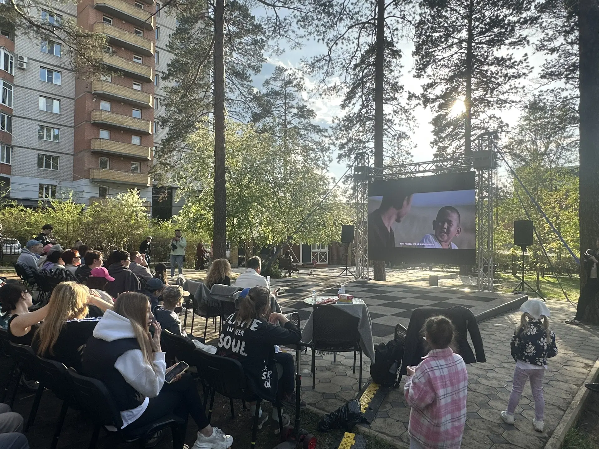 🤗Истории о мечте, дружбе и будущем посмотрели гости Шахматного парка в Чите.  В одном из короткометр