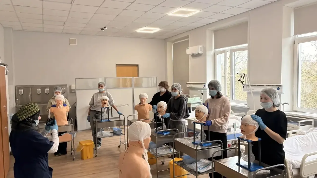 🥼 Первый шаг в профессию!  Наши девятиклассники продолжают исследовать мир профессий. На этот раз то