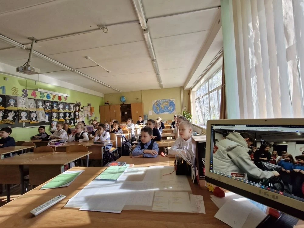 🇷🇺 РАЗГОВОРЫ О ВАЖНОМ    Утро понедельника 20 апреля в гимназии традиционно началось с торжественной