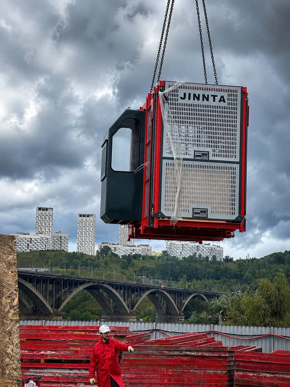 🏗 Первые строительные подъемники JINNTA прибыли в Россию