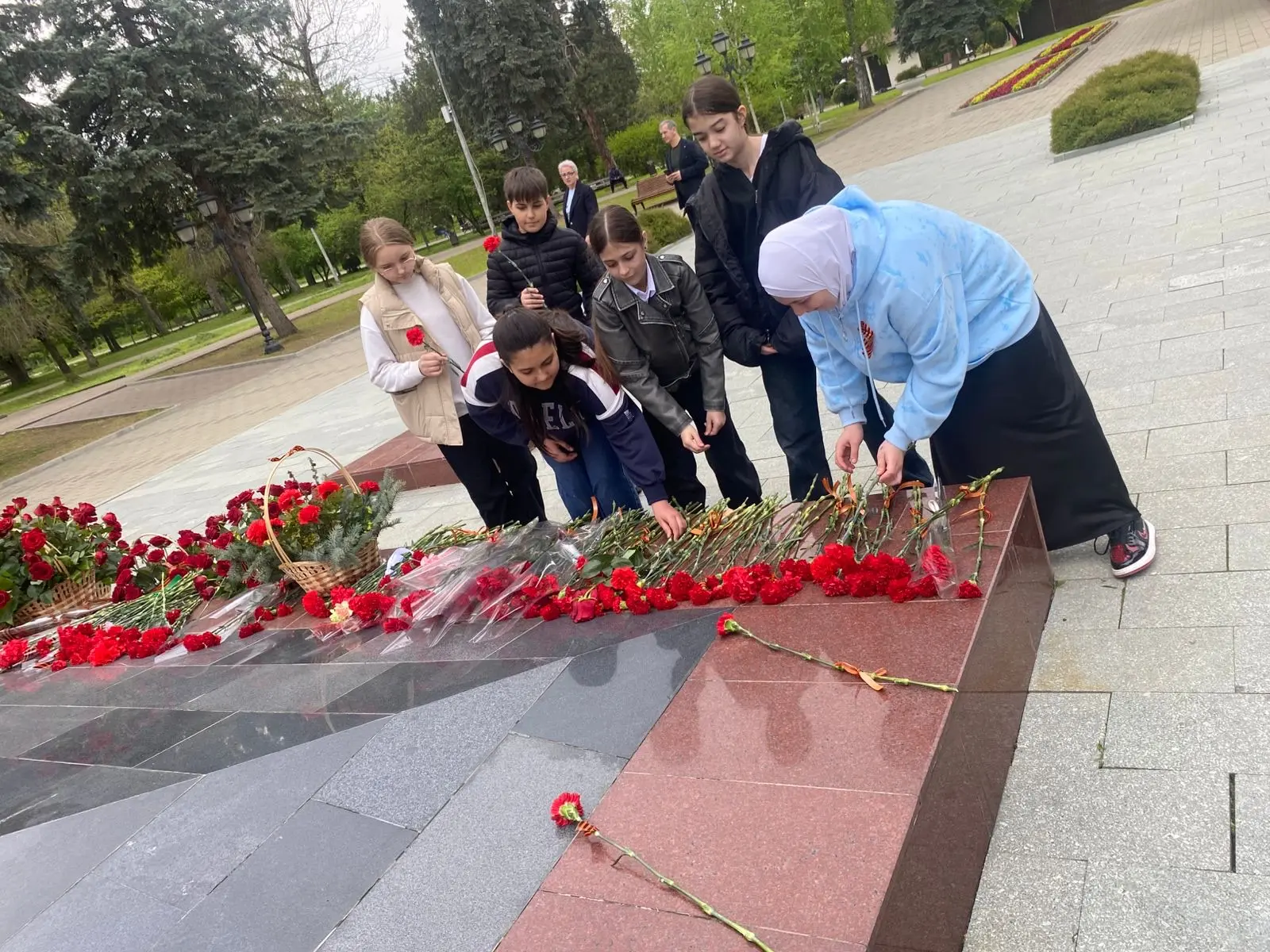 ✨В преддверии празднования Великой Победы учащиеся 5 «Д» класса возложили цветы 💐к Веч...