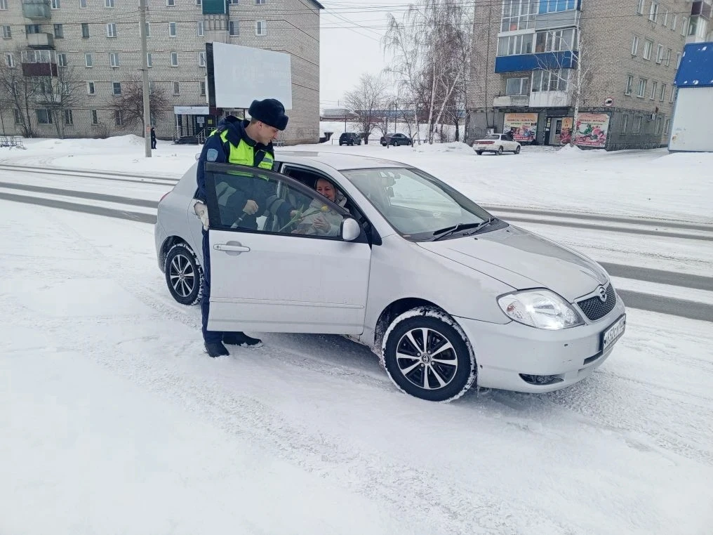👮‍♂️🚔🌷Каменские автоинспекторы поздравили автоледи с  праздником! 🌷🚗  Восьмого марта сотрудники Каме
