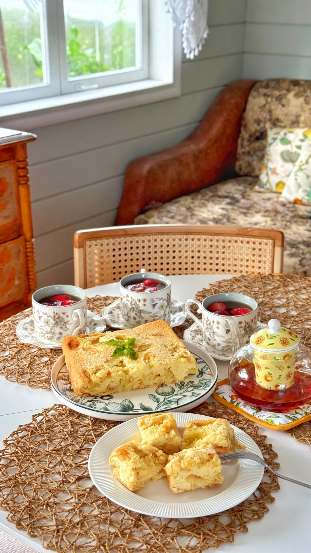 Самая простая шарлотка 🥧 

3 яйца смешать со стаканом (200 мл) сахара и взбить немного венчиком. До