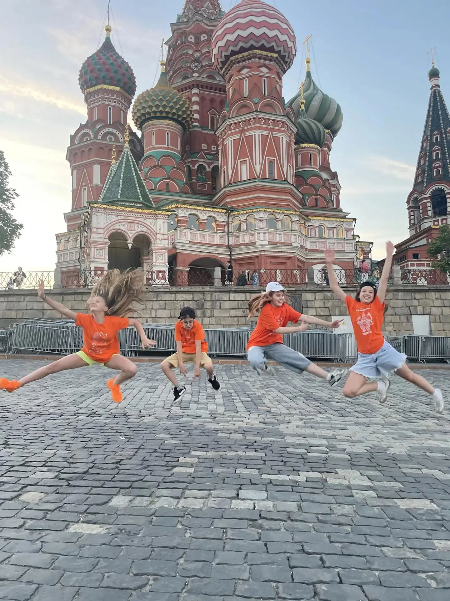 Песня плывёт,
Сердце поёт.
Эти слова
О тебе, Москва!

🌟 Ученики 5 класса Исакова Таня, Загидуллина 