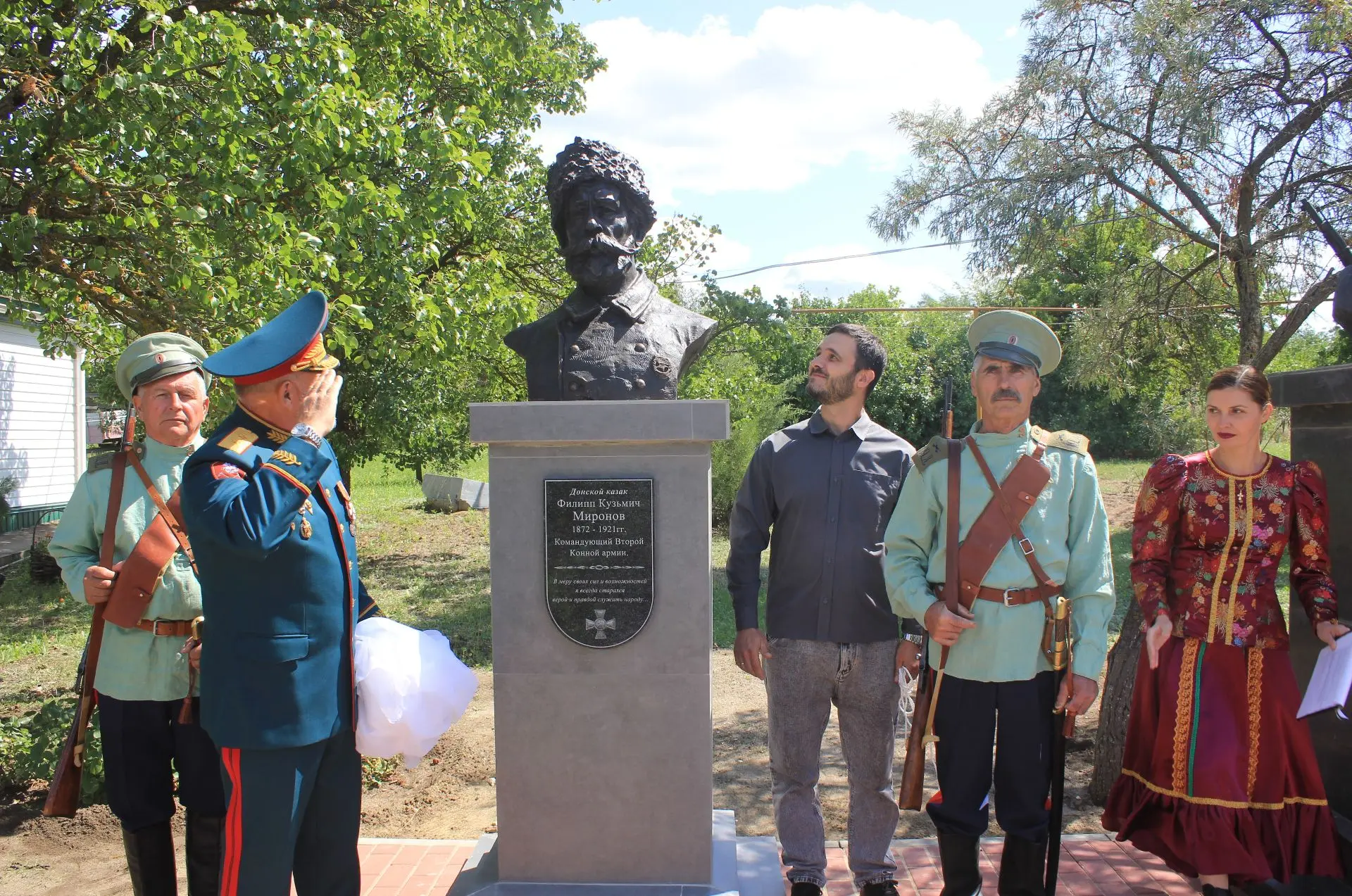 ПАМЯТЬ, ОТЛИТАЯ В БРОНЗЕ