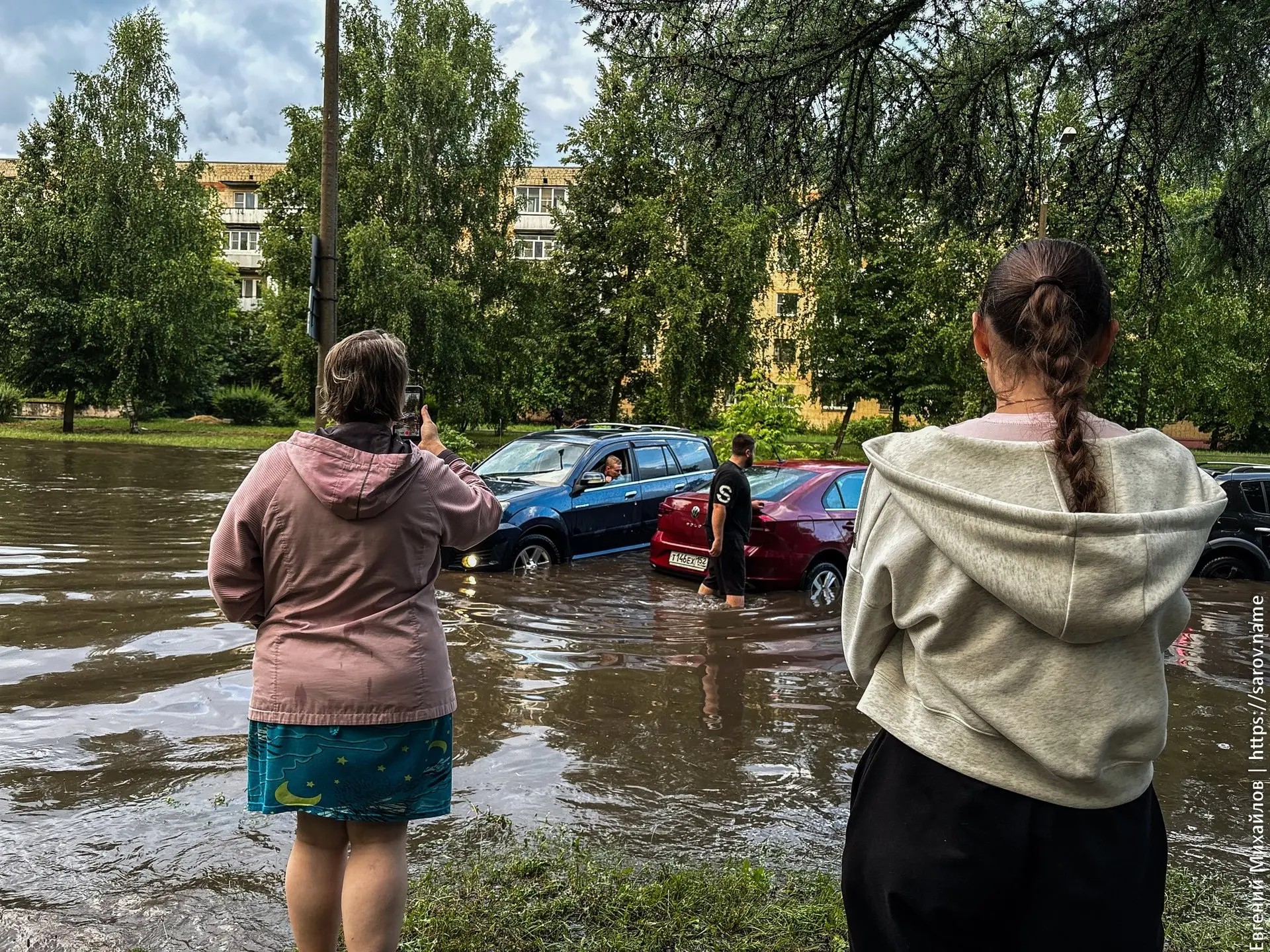 Фото вчерашнего ливня от Блога о Сарове

https://vk.com/sarovblog