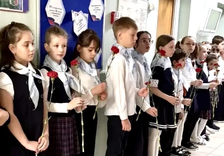 КРАСНЫЕ ГВОЗДИКИ (Часть 3) 💫 Возложение цветов в честь памяти защитников Отечества прошло сегодня в 