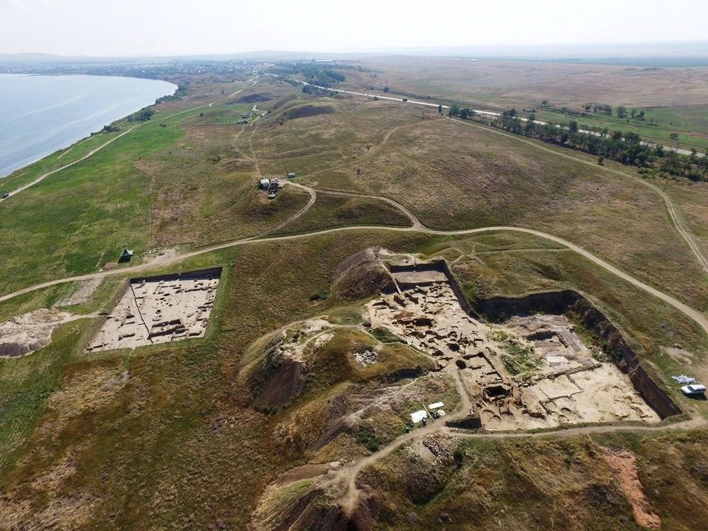 Тмутаракань (Краснодарский край)
Возраст: VI век до н.э. (2 600 лет).
Чем знаменито: Древний город, 