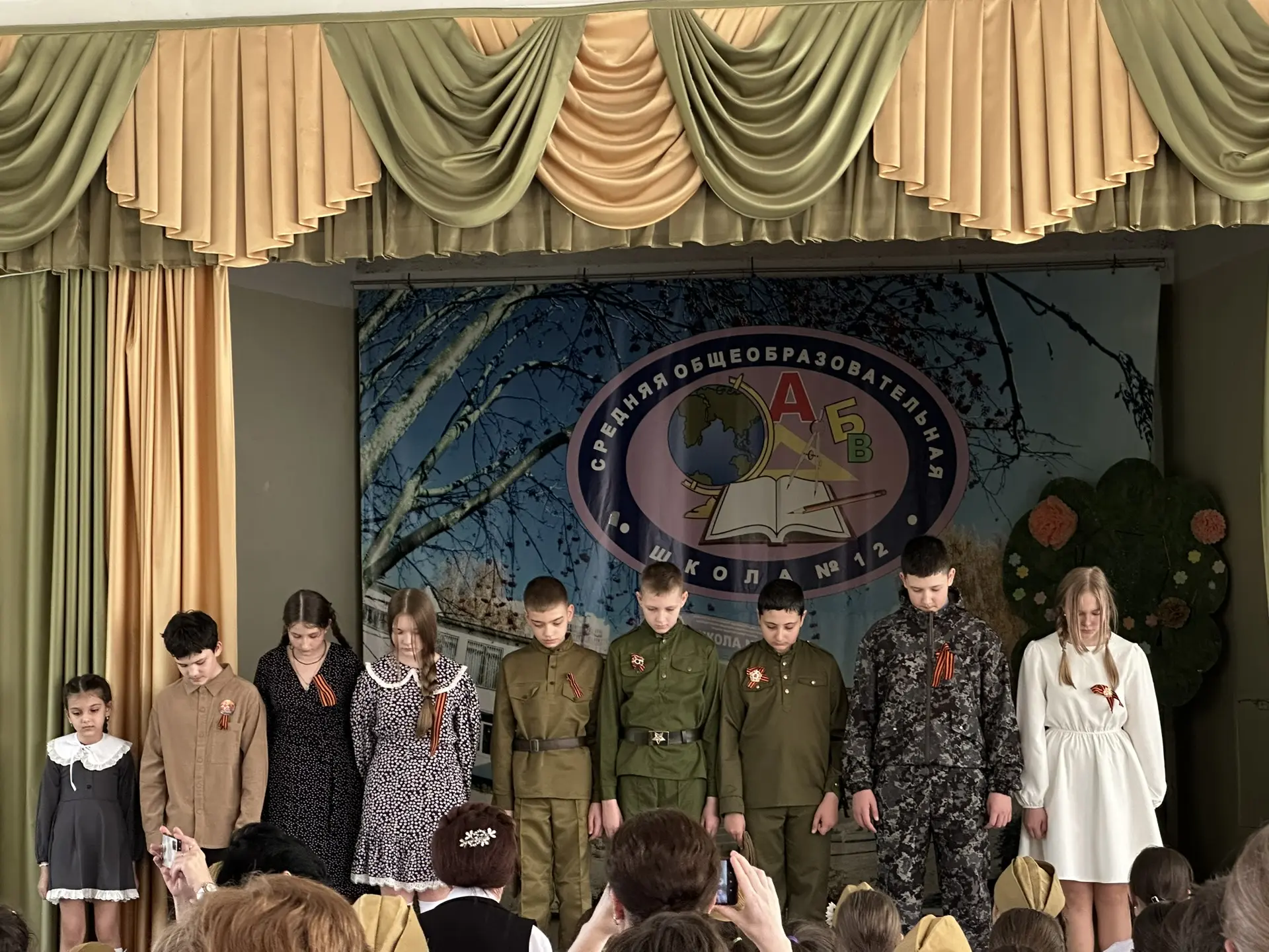 🎭 Связь поколений: школьный театр поздравил ветеранов и учеников с наступающим Днём Победы.  В предд