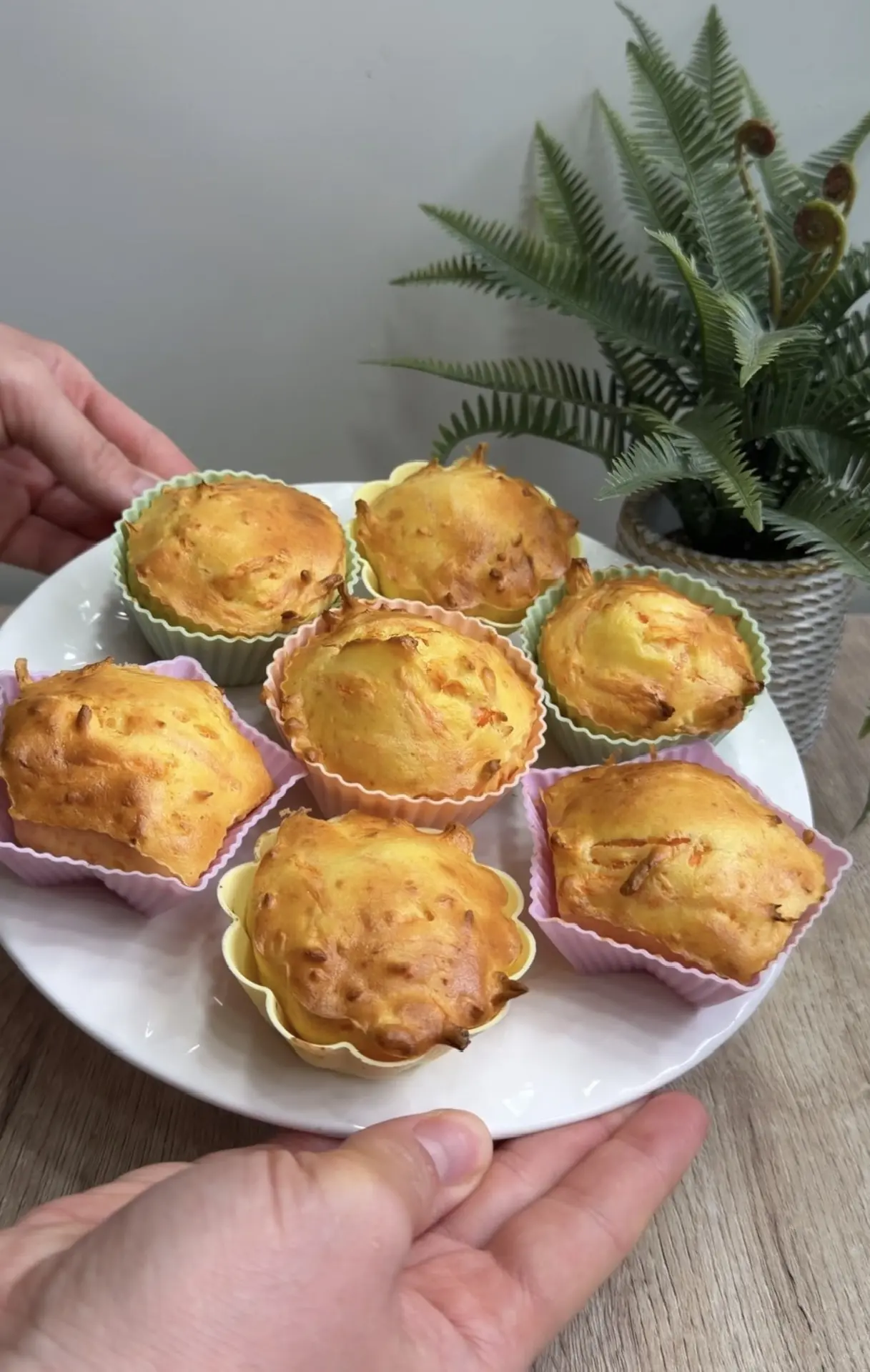 Морковные кексы Вы в них влюбитесь! 🧁🥕Кбжу 7 кексов: 450/25/14/55  Ингредиенты на 7 шт: - Морковь 12