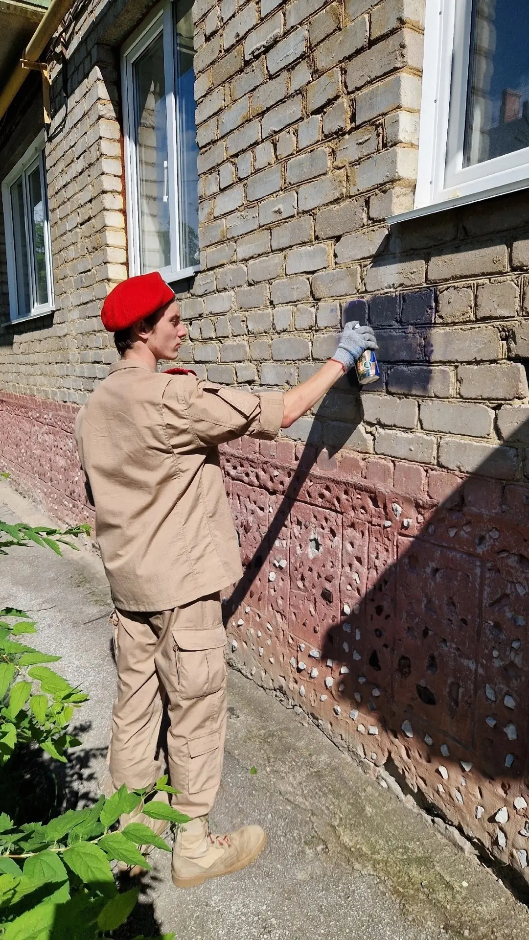 В прошедшие выходные город вновь заполонили надписи рекламирующие интернет-ресурсы зани...