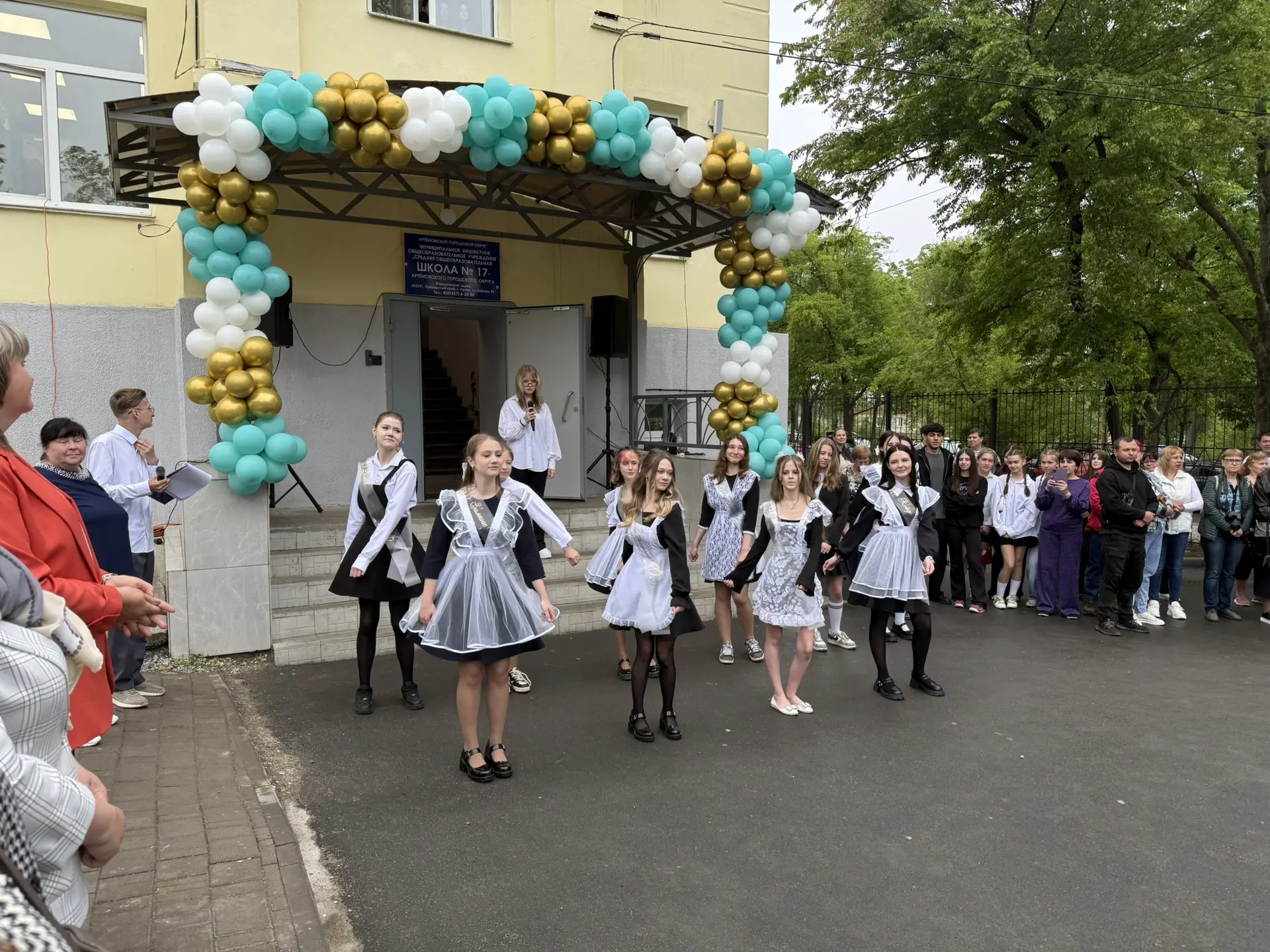 Звонок, что открывает будущее 🔔  Вчера в нашей школе прозвенел Последний звонок — тёплый и немного г