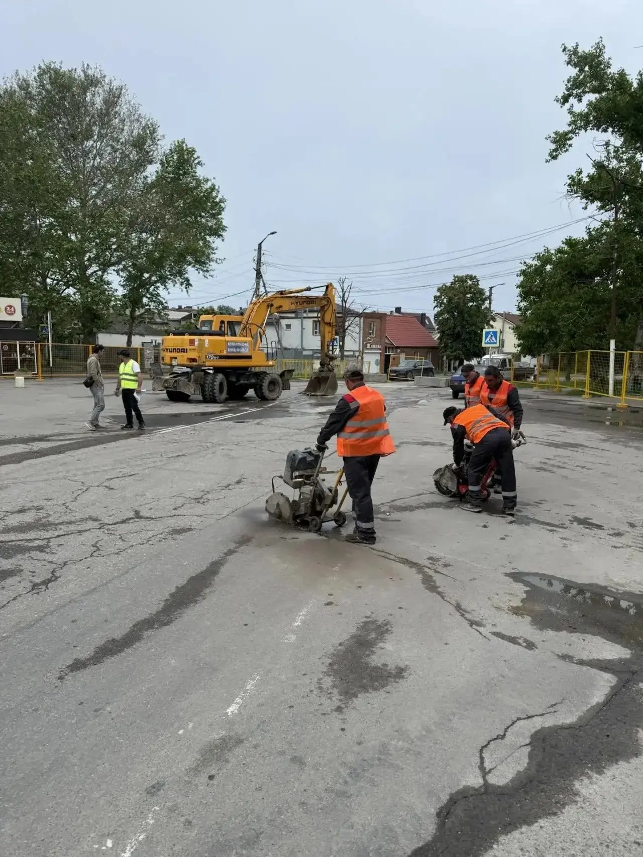 ⚠️ Работы на Ленина начались   На участок зашли специалисты и техника. Ведется вскрытие асфальта.   