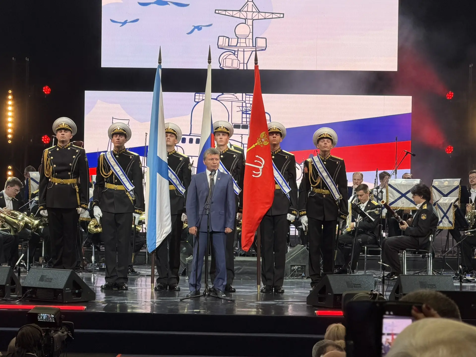 Только что завершился праздничный концерт «Морская доблесть», посвящённый Дню Военно-Морского Флота.