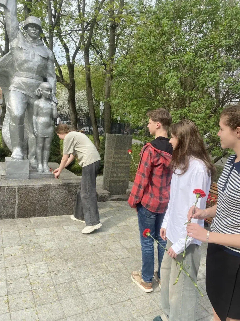 Каждый год в канун Дня Победы в Лицее проходит акция «Красная гвоздика»: ребята возлагают цветы к па