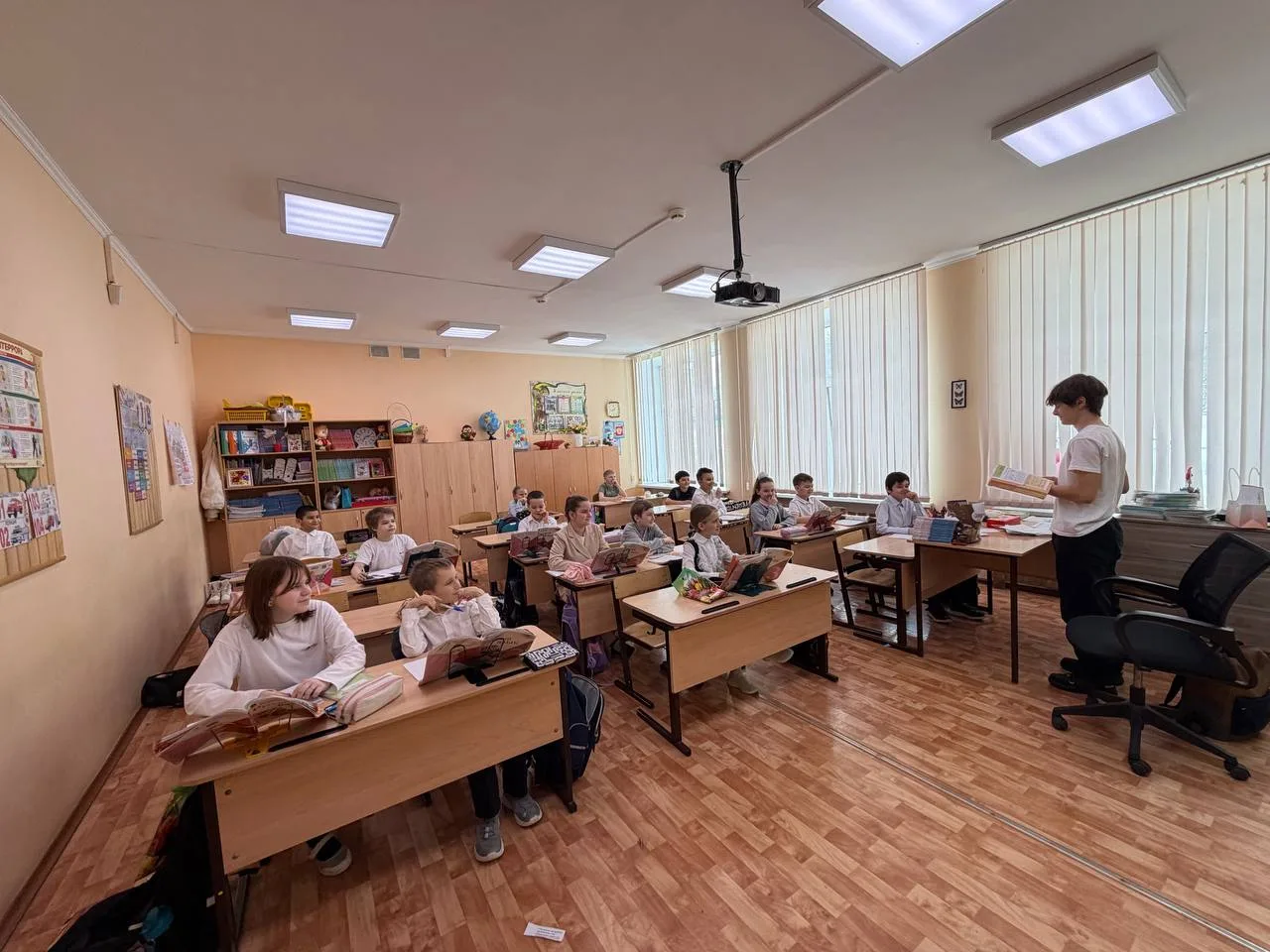 В преддверии Международного женского дня старшеклассники сделали для учителей начальной школы необыч