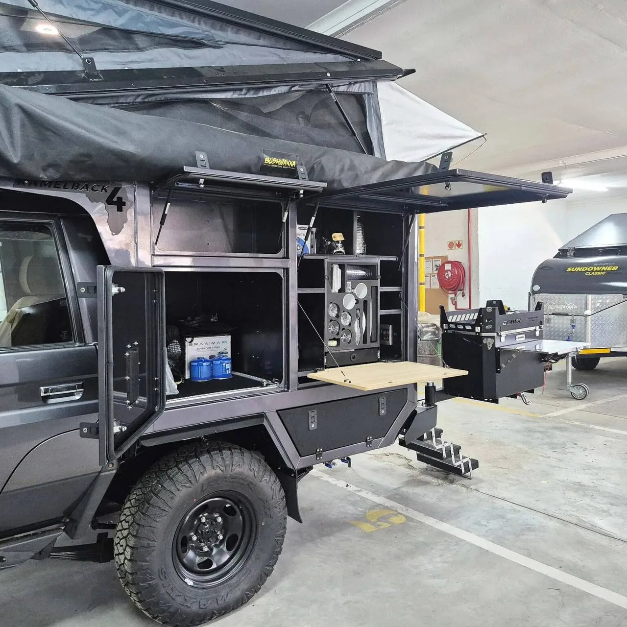 Toyota Land Cruiser превратили в полноценный дом на колёсах — с душем, кухней и спальней.