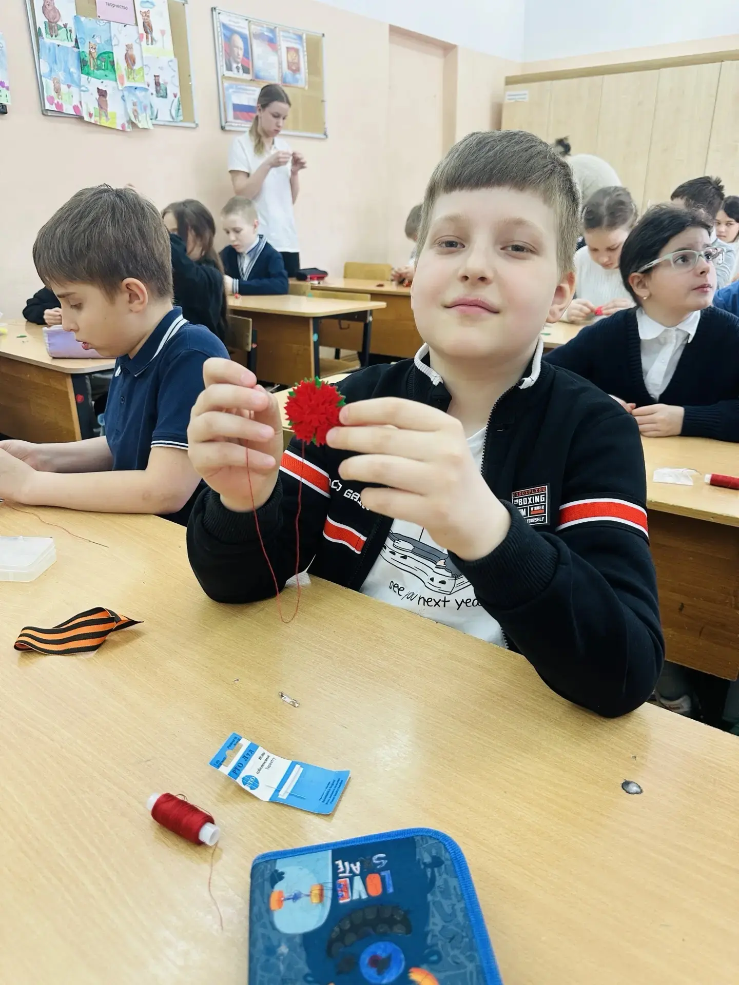 В основном здании МБОУ СОШ 21 волонтеры провели мастер-класс по 🔨🧑‍🎨изготовлению «Георгиевской броши