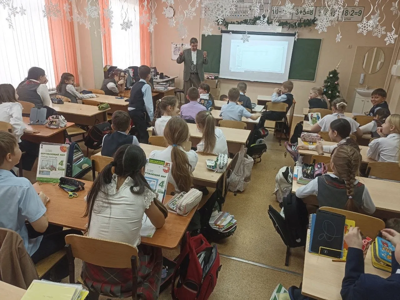 Урок-спектакль «Давайте жить дружно!»: как четвероклассники учились безопасному поведению с бродячим