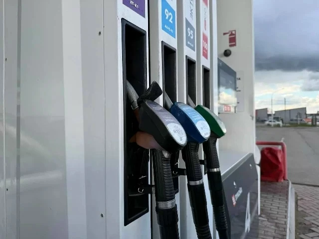 🔥Цена на бензин достигла 69 рублей: в Ульяновске снова образовались длинные очереди