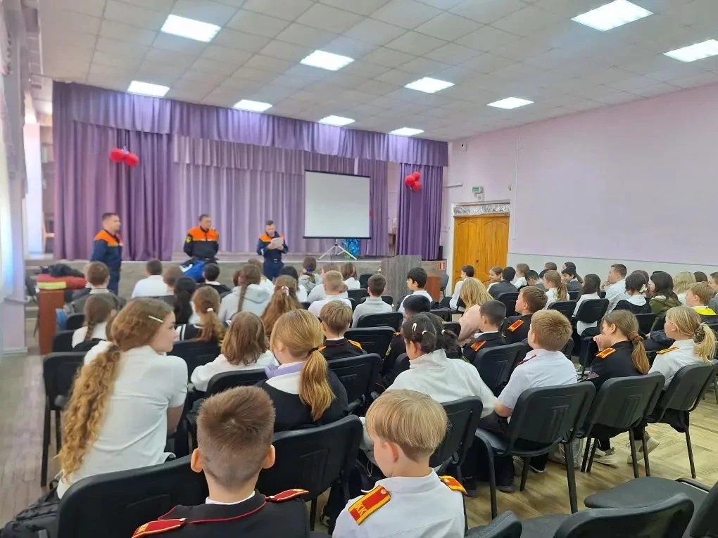 Безопасные каникулы: что важно знать каждому?  Сегодня для учеников 5-х классов нашей школы сотрудни