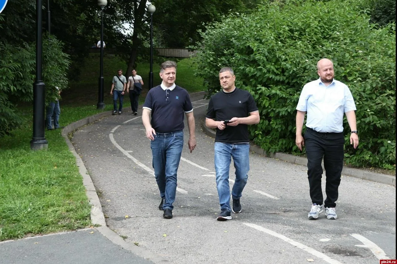 Ко Дню строителя в центральном парке Пскова высадили липы