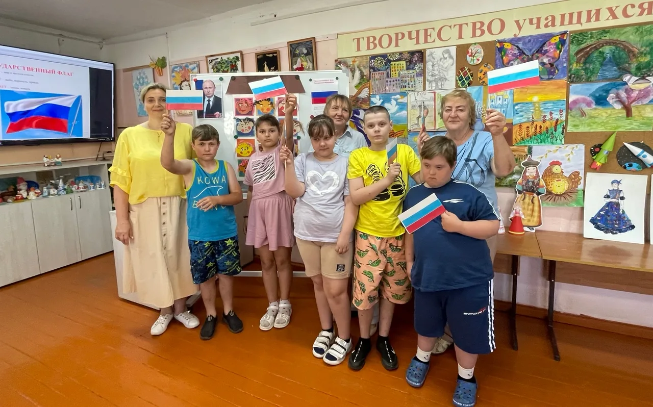 Как мы отметили День России: инклюзивное мероприятие в Доме детского творчества! 🇷🇺

В честь Дня Р