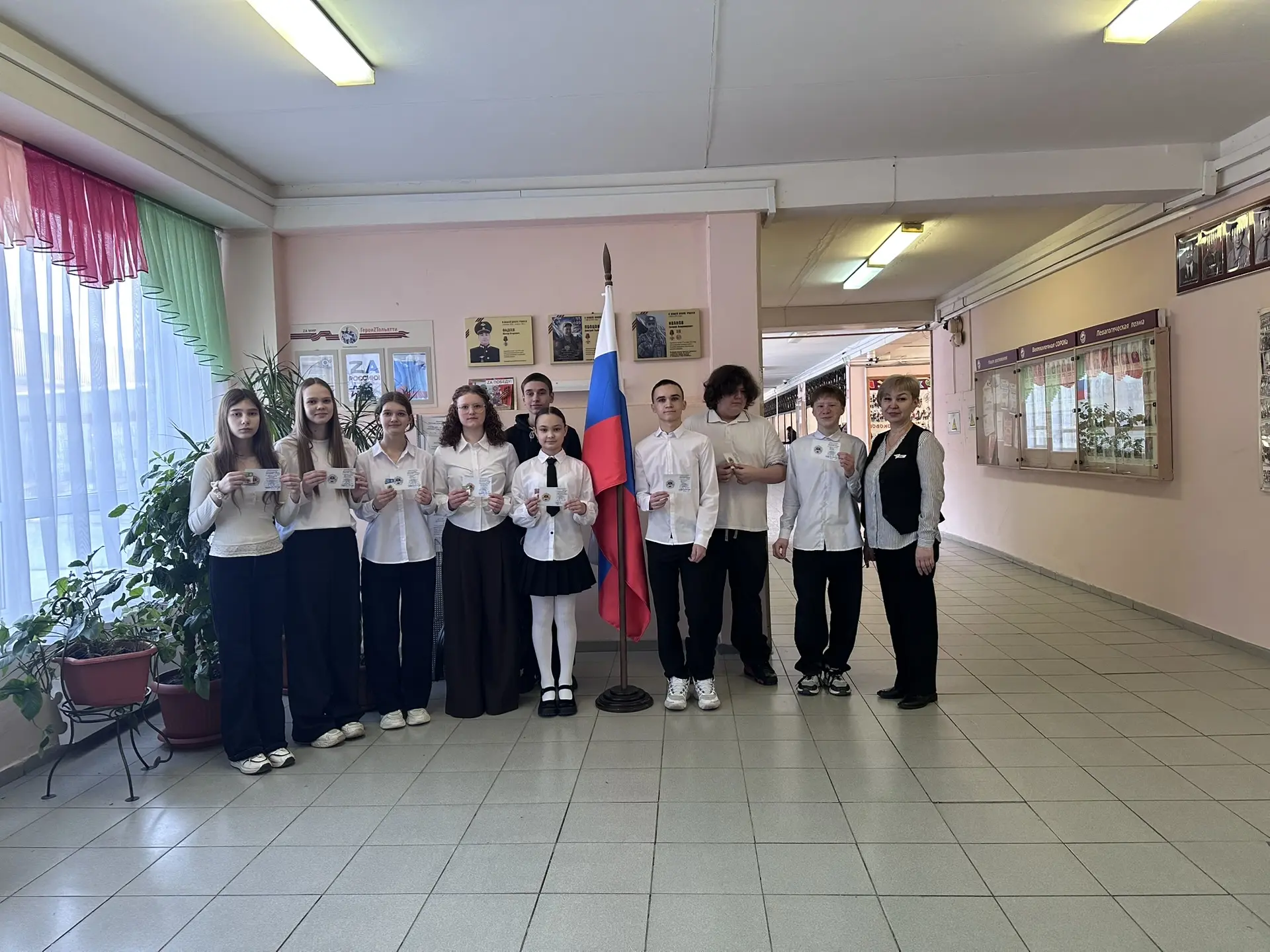 Сегодня, в понедельник, честь поднять государственный флаг нашей страны выпала ребятам, сумевшим пре