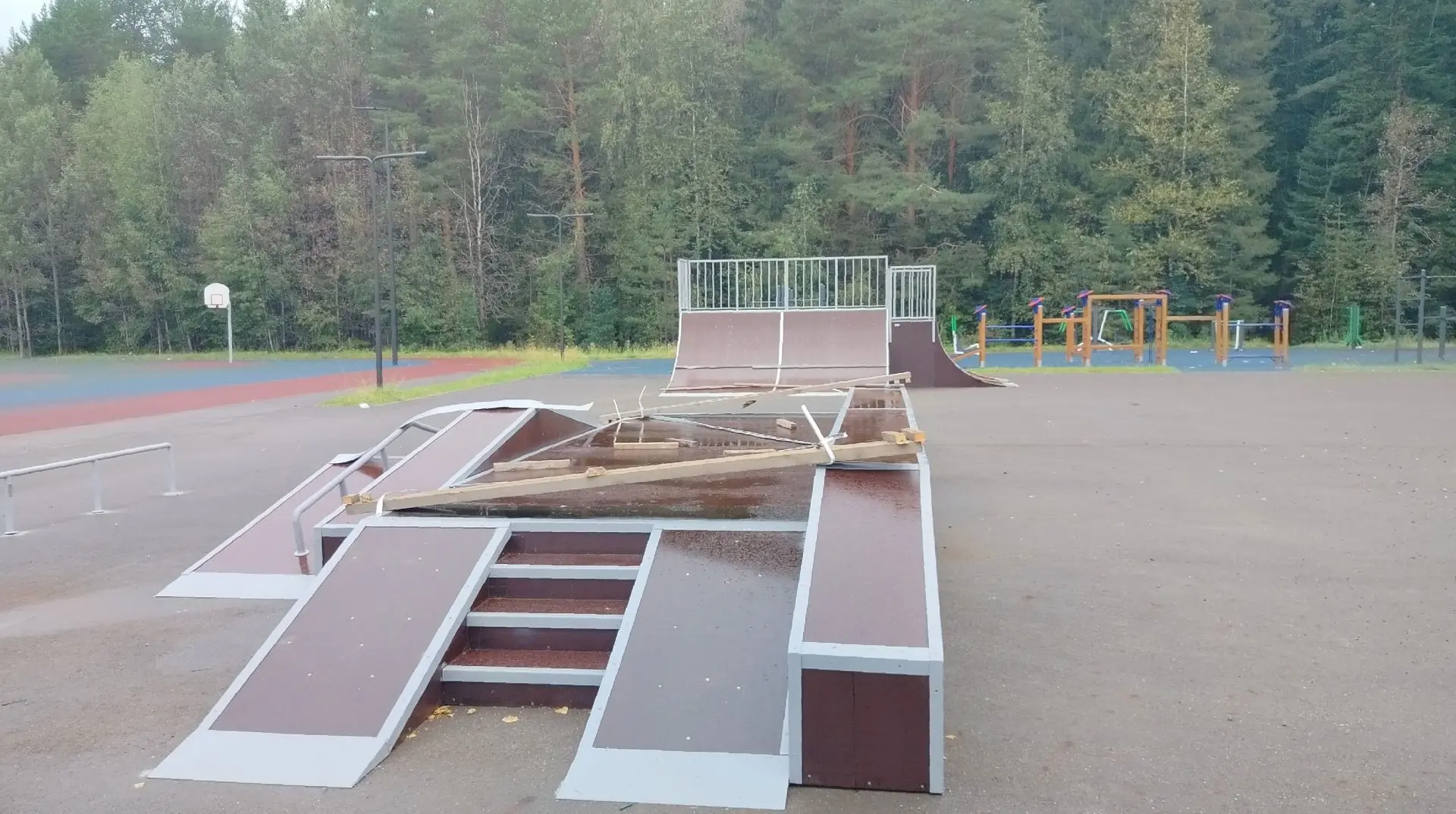 Реконструкция Парка горняков. Завершен монтаж конструкций скейт-парка, продолжается уст...