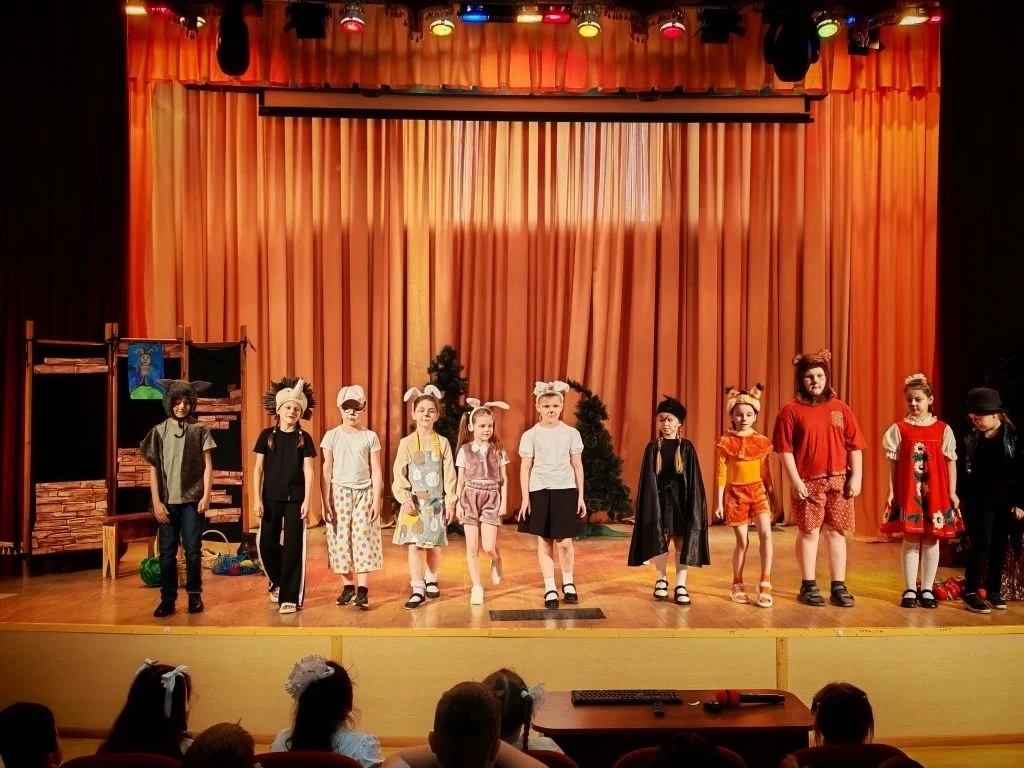 День театра🎭 Сгодня, 22 мая, для ребят начальной школы самые маленькие актеры театральной студии "Лу