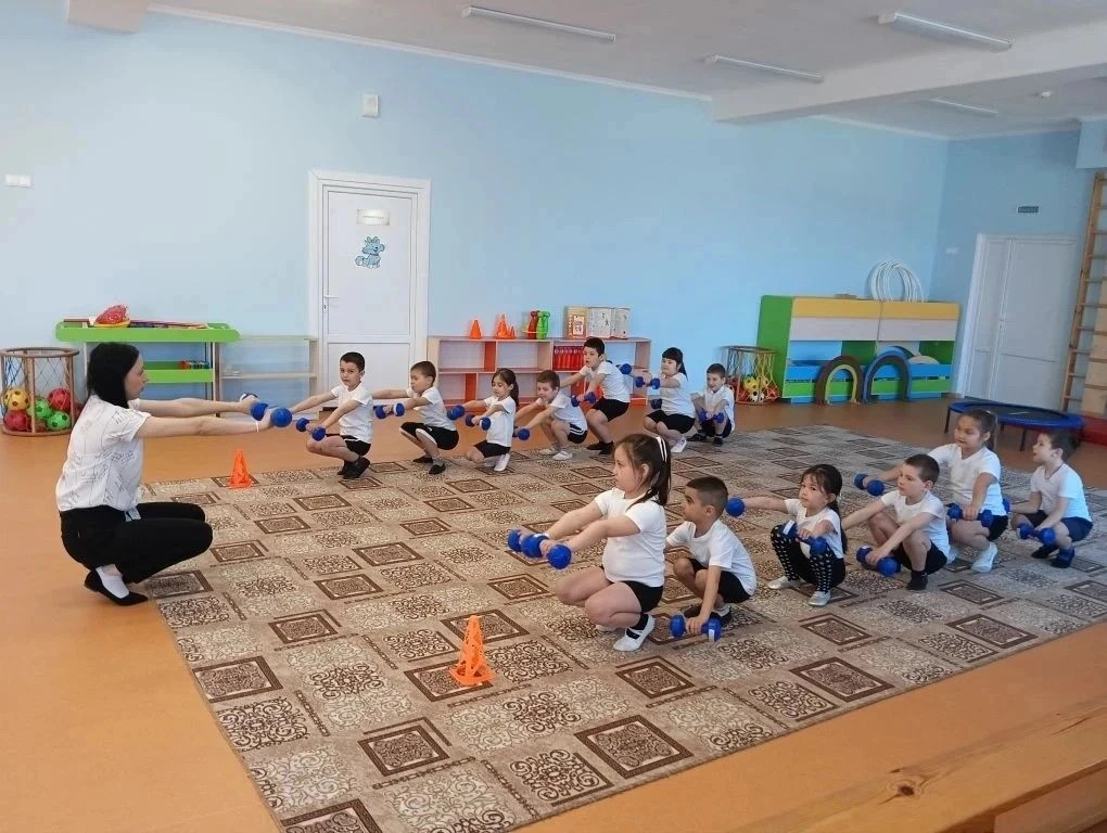Утренняя гимнастика с использованием простейшего оборудования
