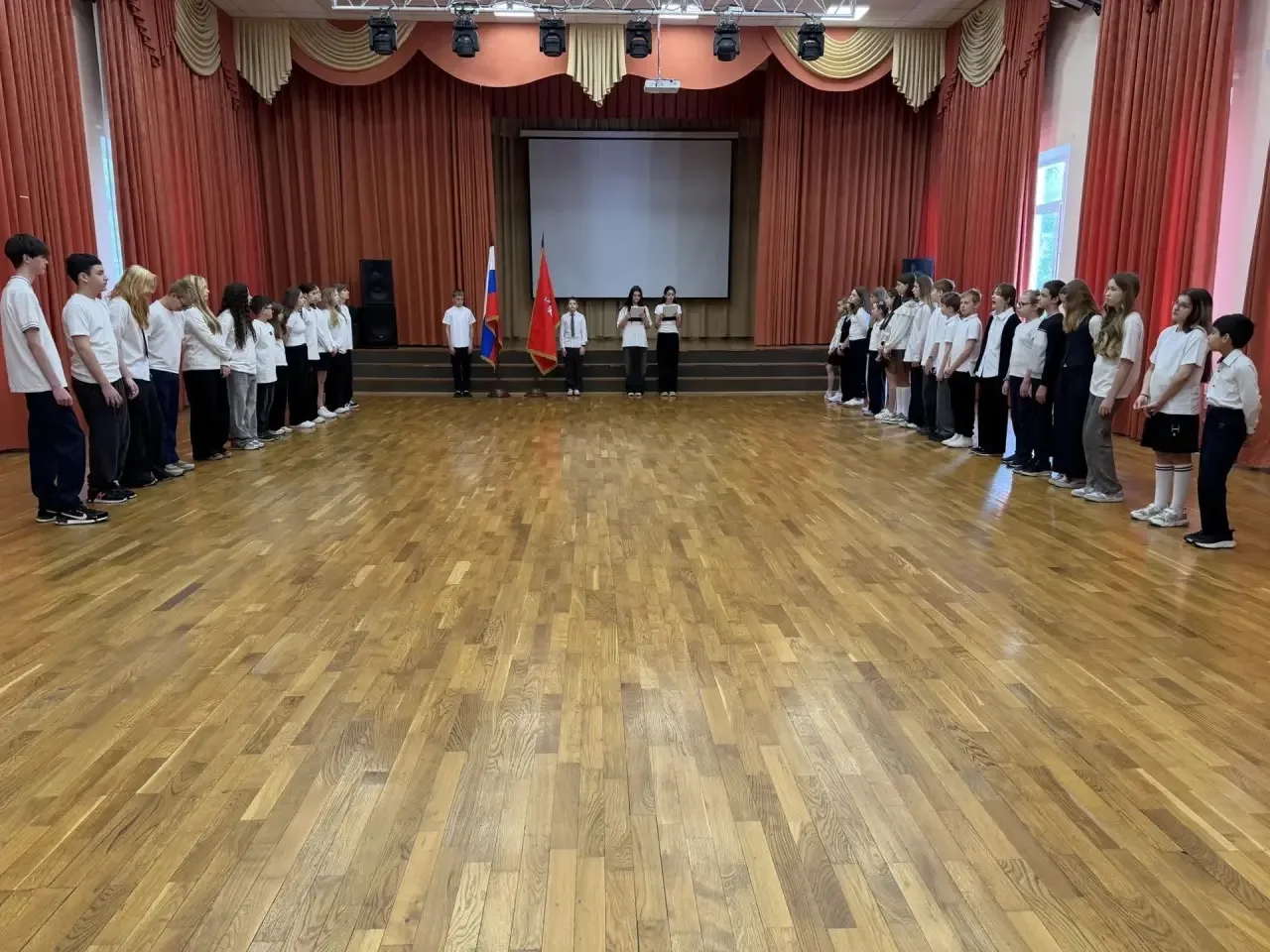 🇷🇺🤍Новую неделю мы начали по традиции с торжественной церемонии поднятия государственного флага Росс