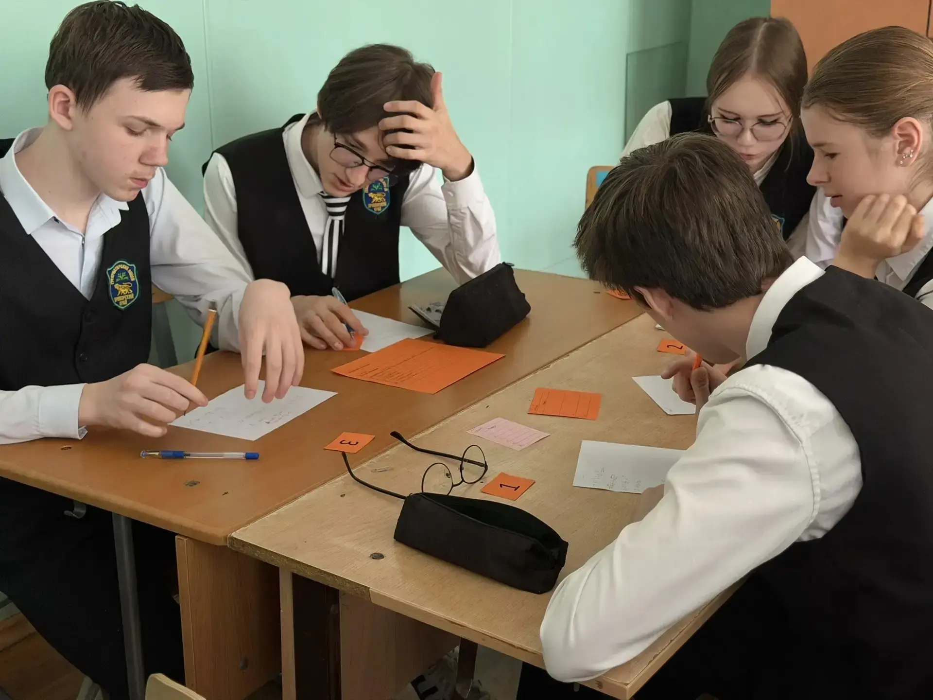 🎓✏️ Сегодня, 11 марта, учащиеся классов 8.1 и 8.2 приняли участие в увлекательном математическом КВИ